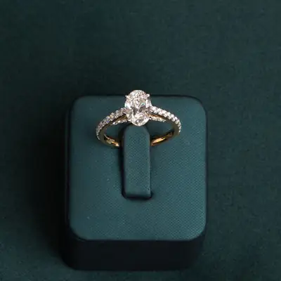 Amelie Oval Solitaire